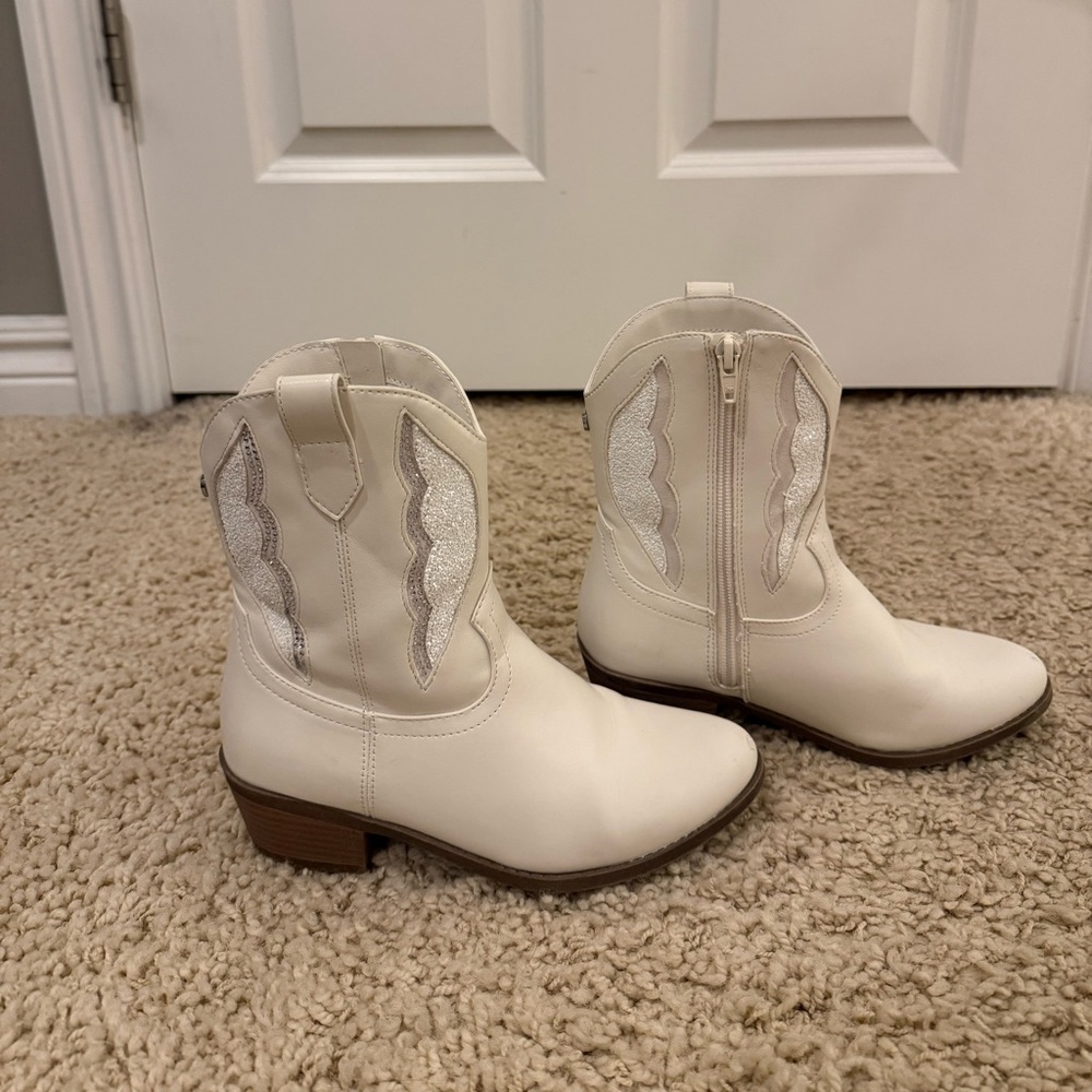 Girls’ cowboy boots with zipper, cute gems and sparkles! Size 3.